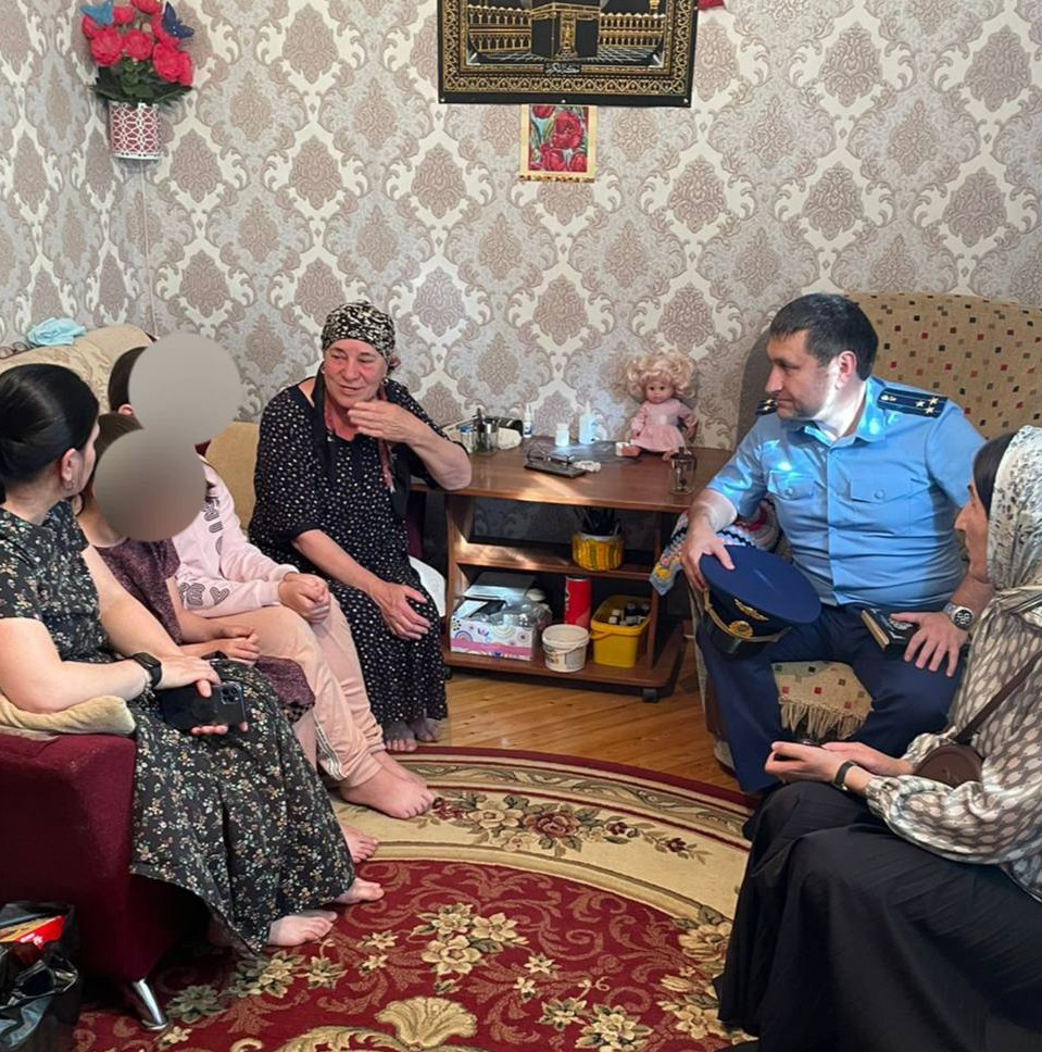 В преддверии Дня защиты детей прокурор г. Южно-Сухокумска и УСЗН в МО г.Южно-Сухокумск посетил многодетные, малоимущие семьи и семьи, в которых воспитываются дети-инвалиды